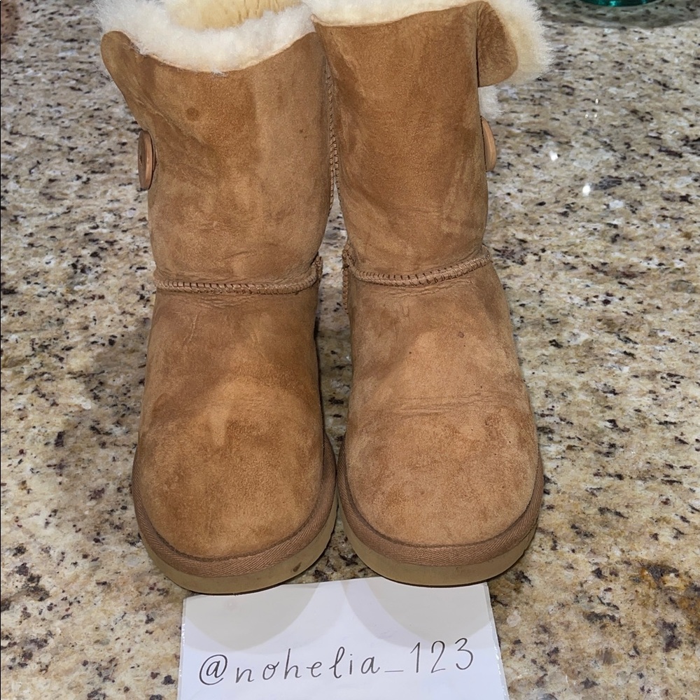 UGG Bailey Button